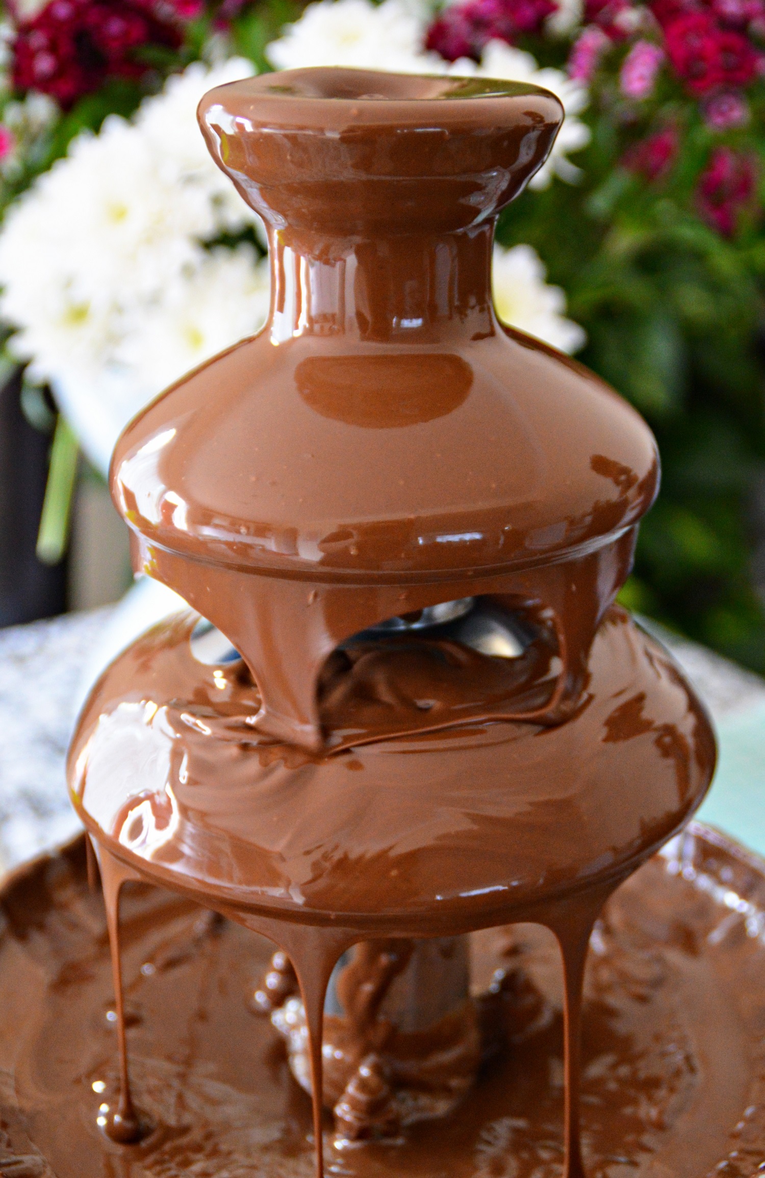 Grande fontaine de chocolat appétissante