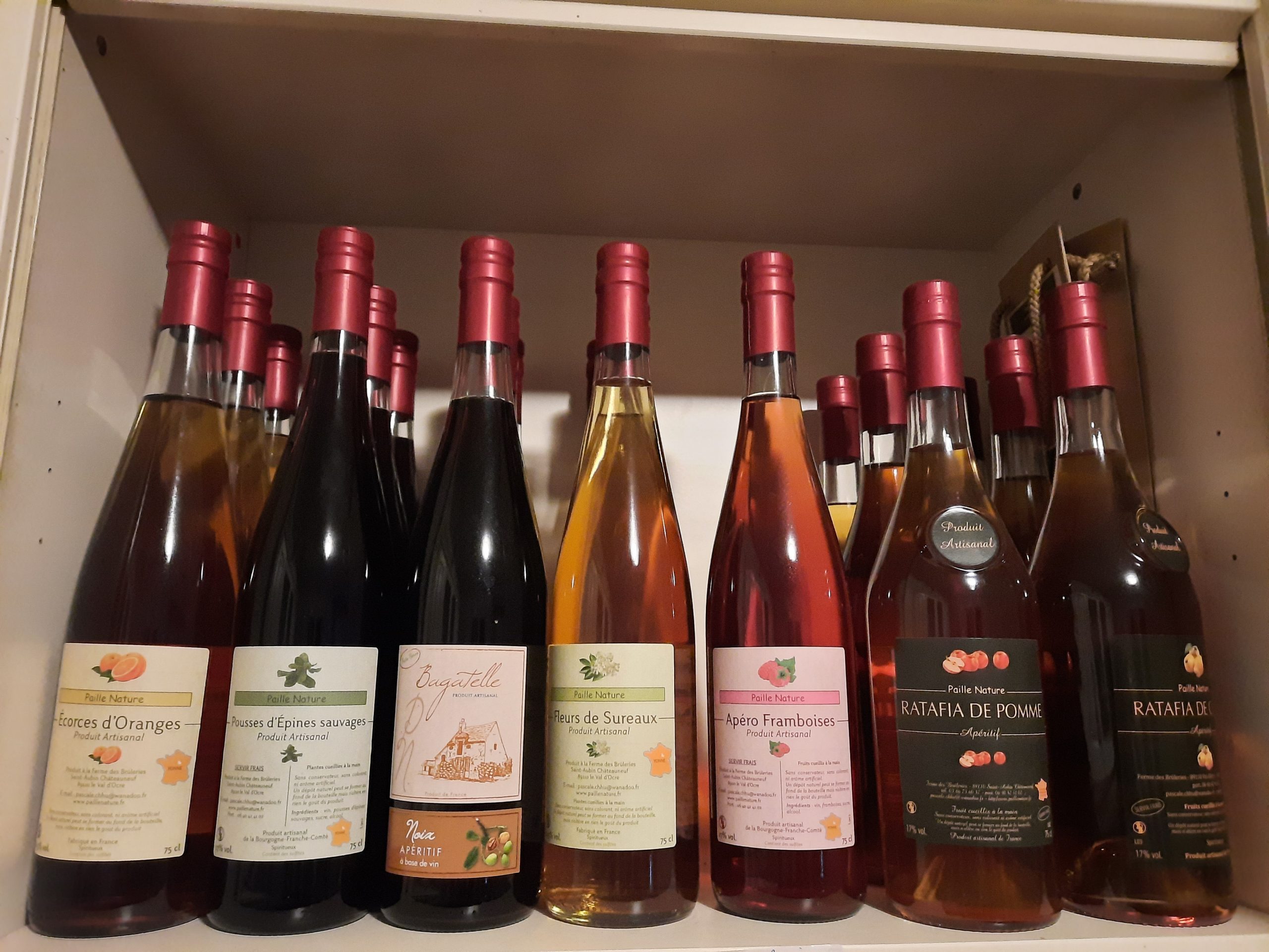 Plusieurs bouteilles de vins apéritifs de la marque Paille Nature